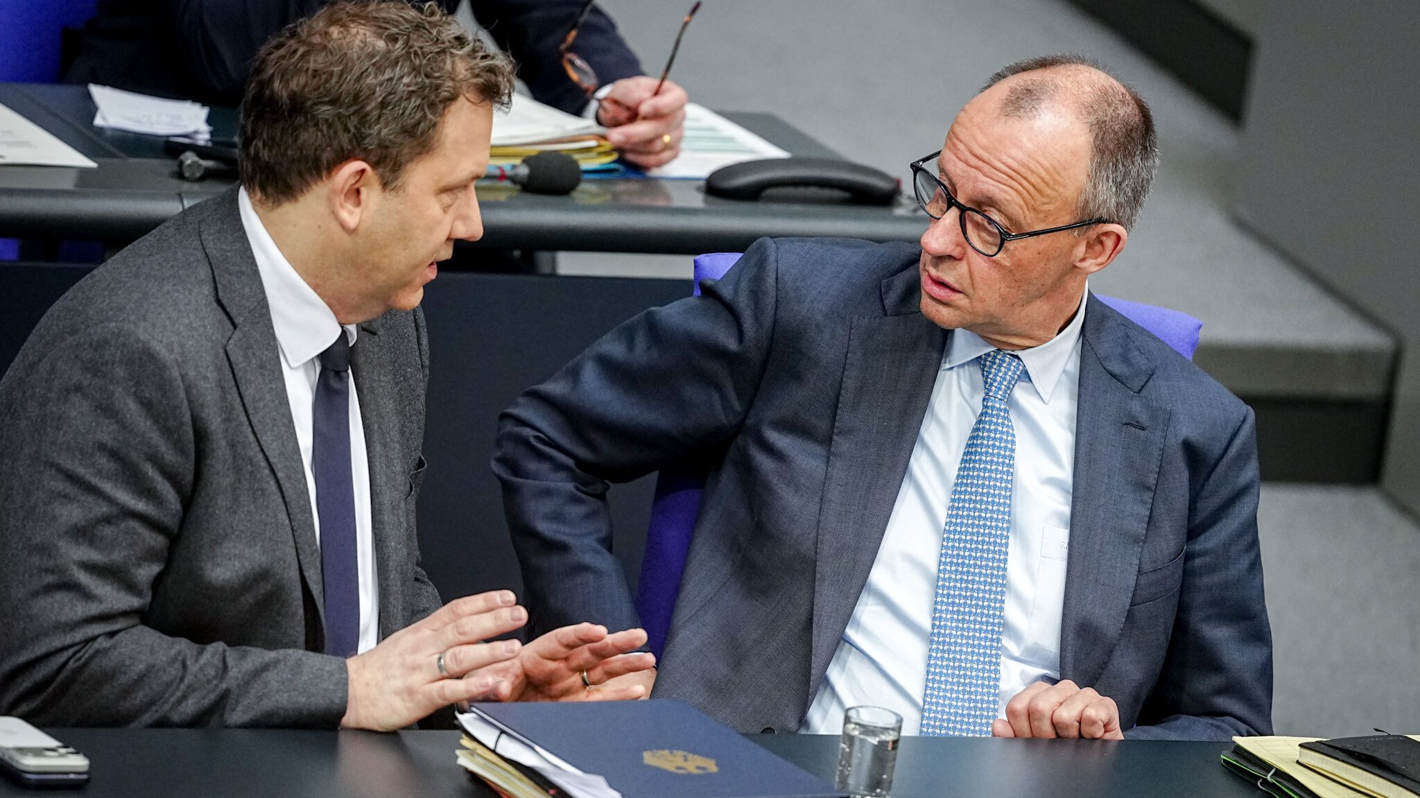 Berlin, 27.3.26: Bundeskanzler Merz (r.) und Finanzminister Klingbeil (l.) im Deutschen Bundestag.