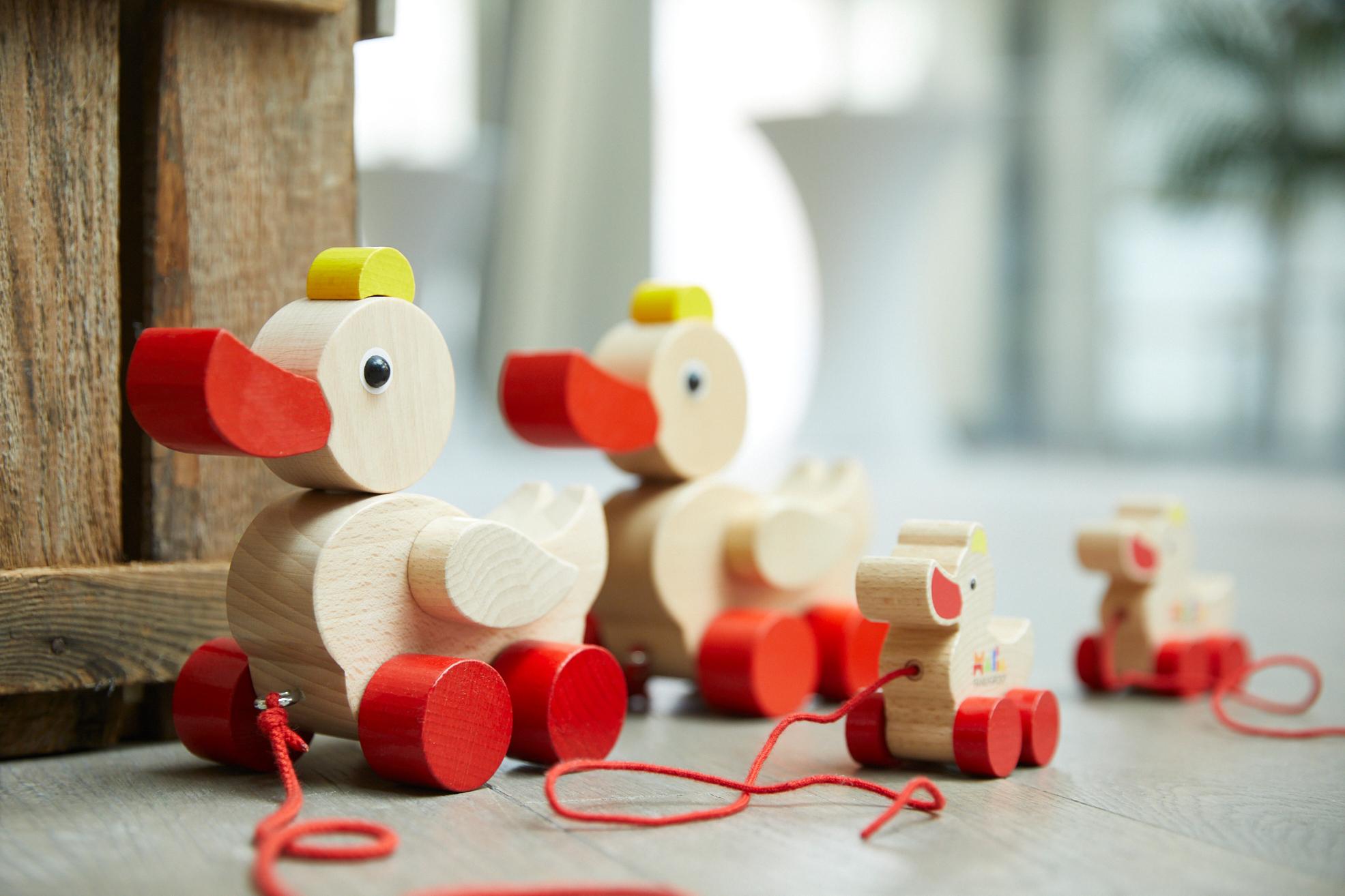 Spielzeugenten der Firma Haba. 