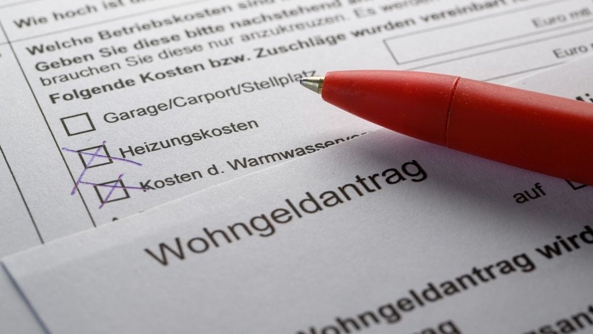 Ein Stift liegt auf einem Wohngeldantrag auf einem Tisch | Bild: dpa-Bildfunk/Robert Michael Ein Stift liegt auf einem Wohngeldantrag auf einem Tisch