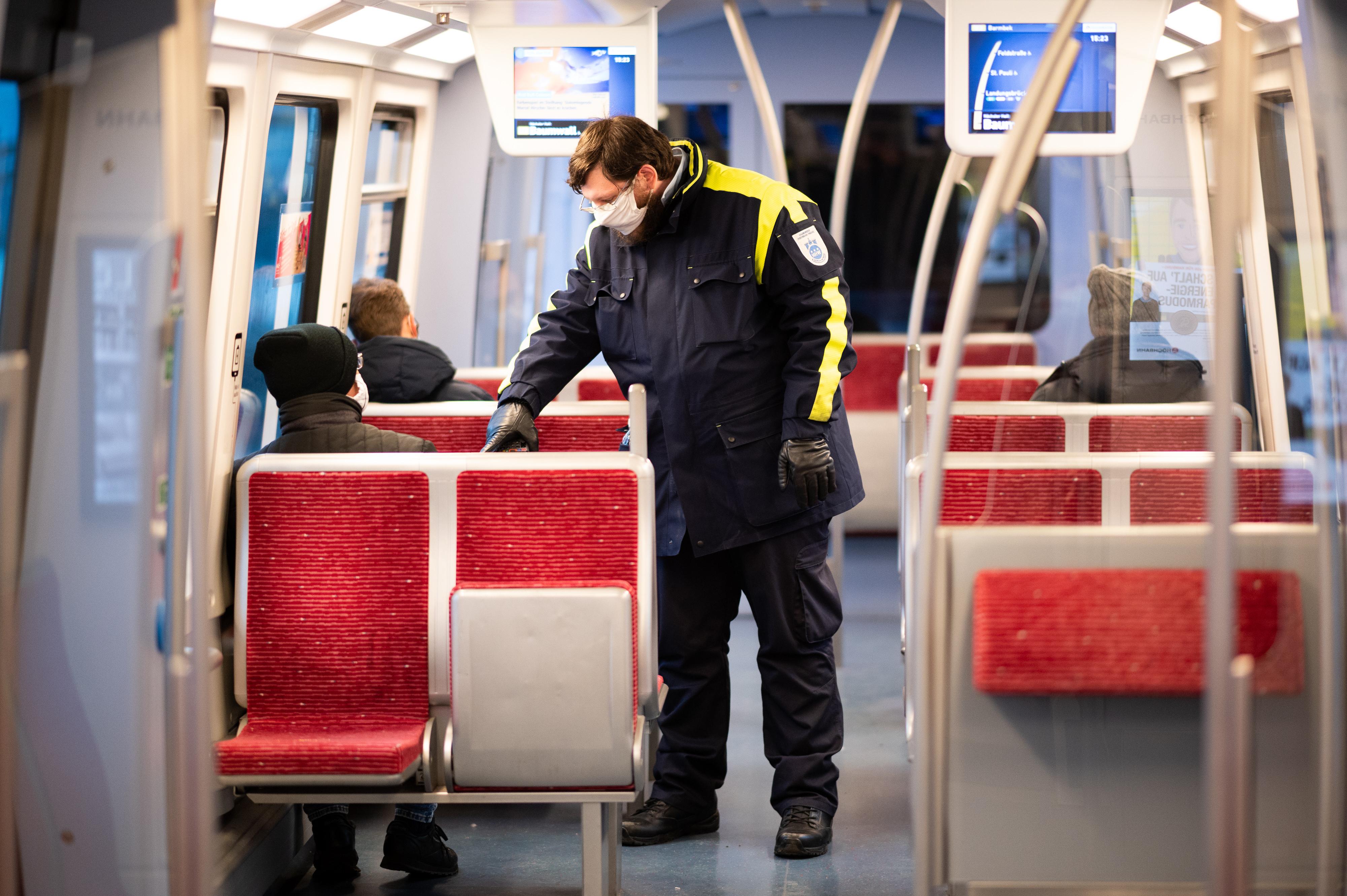 Fahrscheinkontrolle in einer öffentlichen Bahn