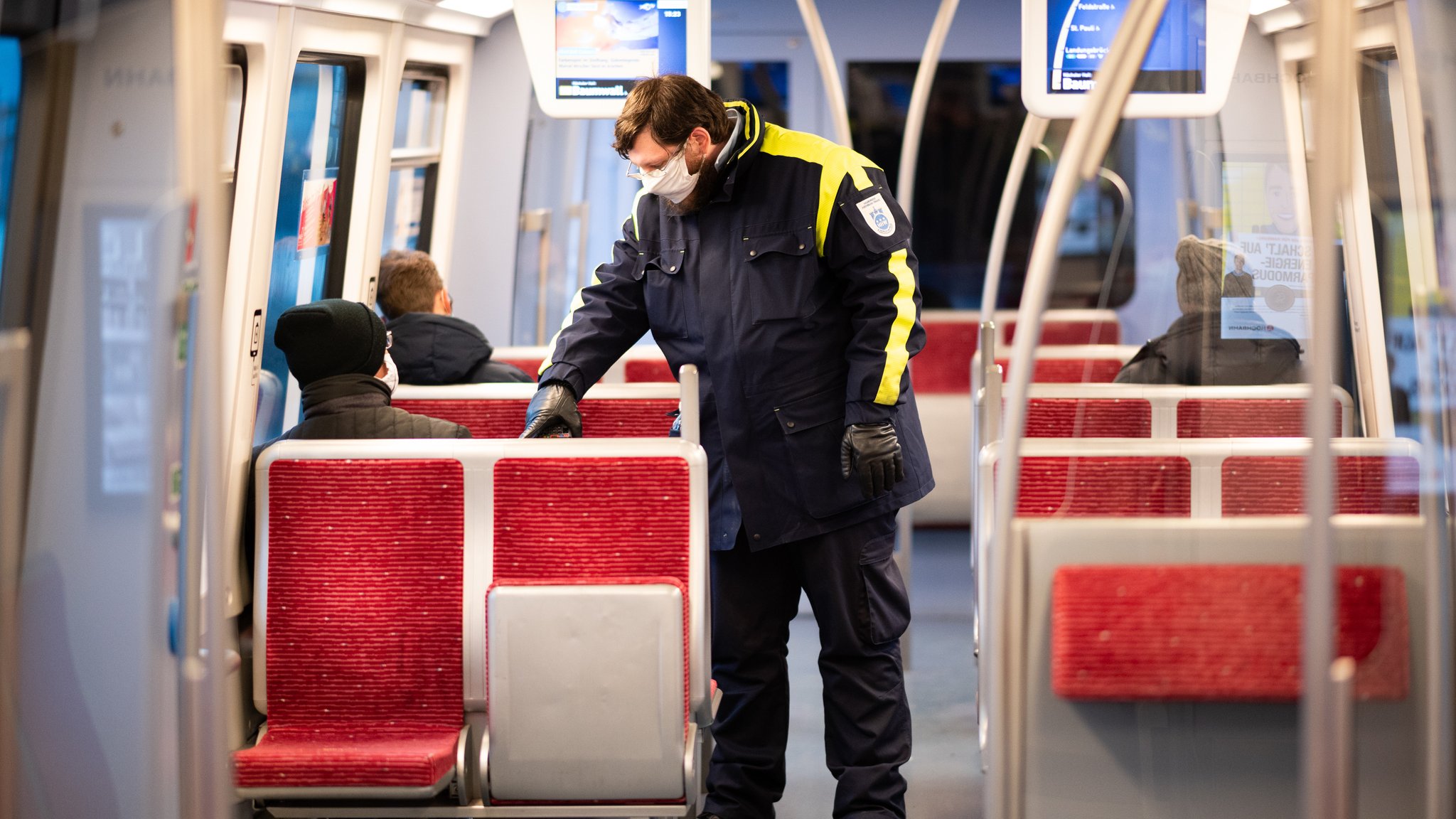 Fahrscheinkontrolle in einer öffentlichen Bahn