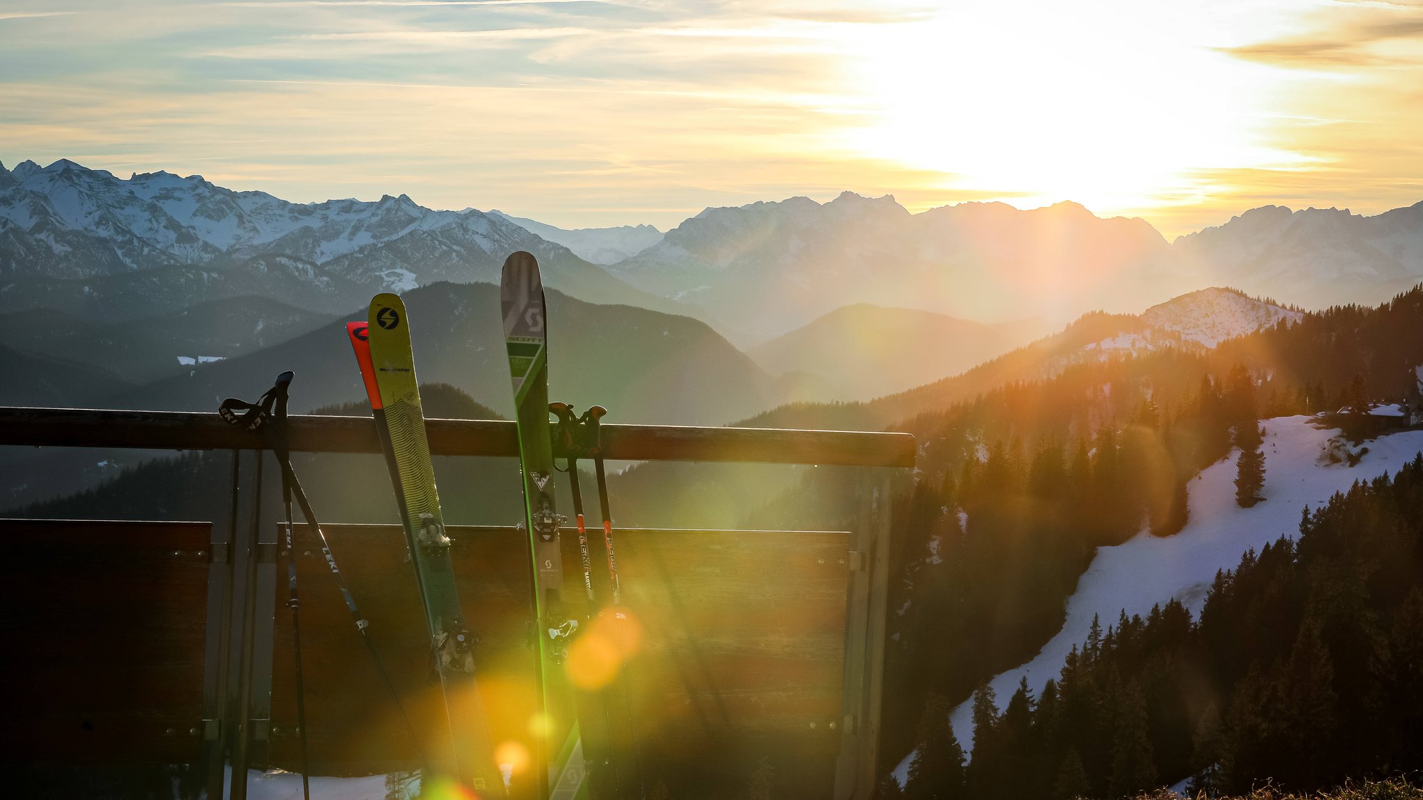 Blick in die Berge mit Skier im Vordergrund – auf dem Brauneck bei Lenggries. | Bild: pa/SZ Photo | Leonhard Simon Blick in die Berge mit Skier im Vordergrund – auf dem Brauneck bei Lenggries.