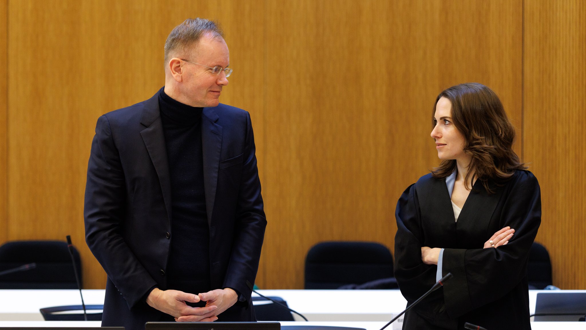 Markus Braun steht gemeinsam mit seiner Anwältin Kraußlach im Gerichtssaal des OLG in München.