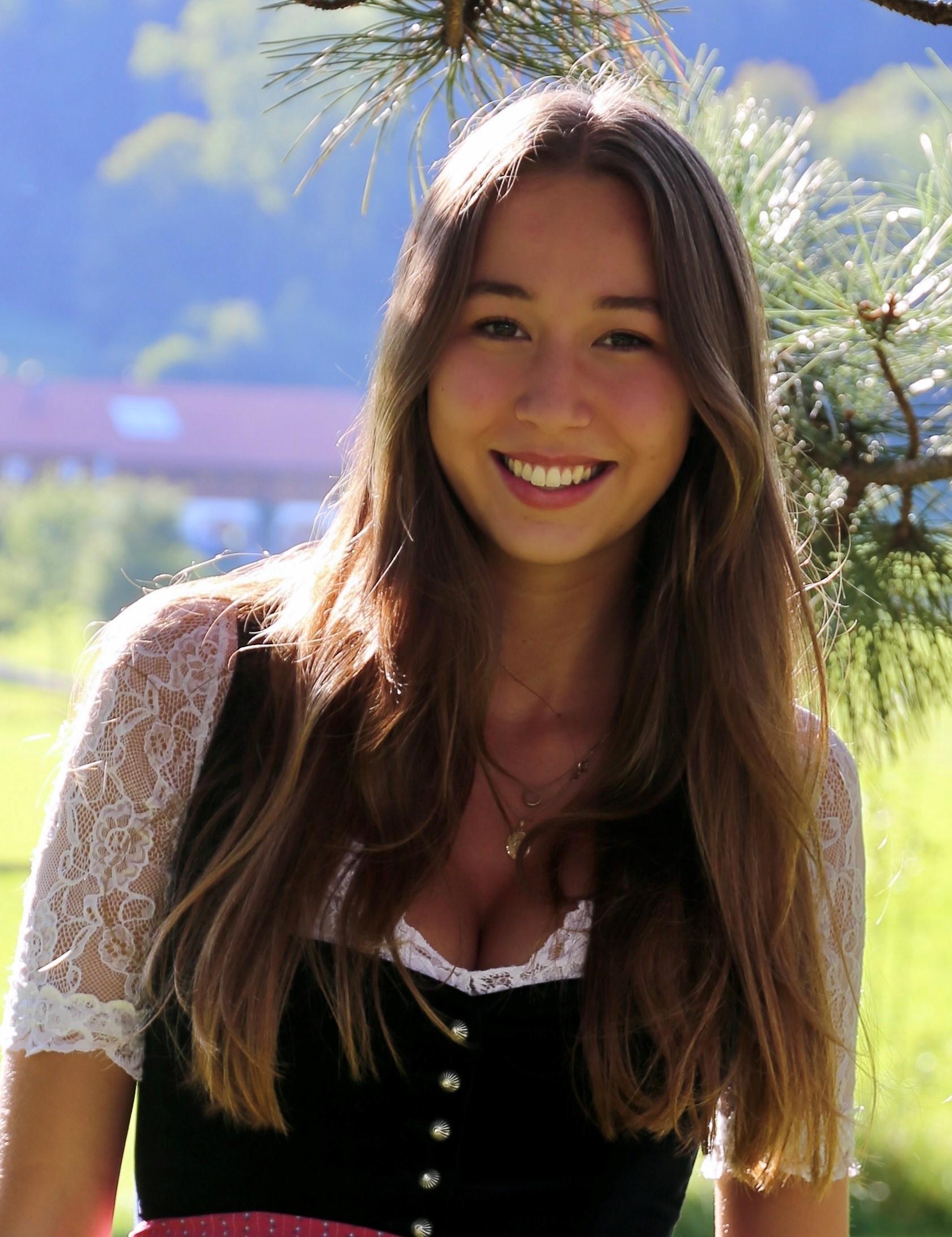 Hanna W. auf einer privaten Aufnahme, die junge Frau lacht in die Kamera. 