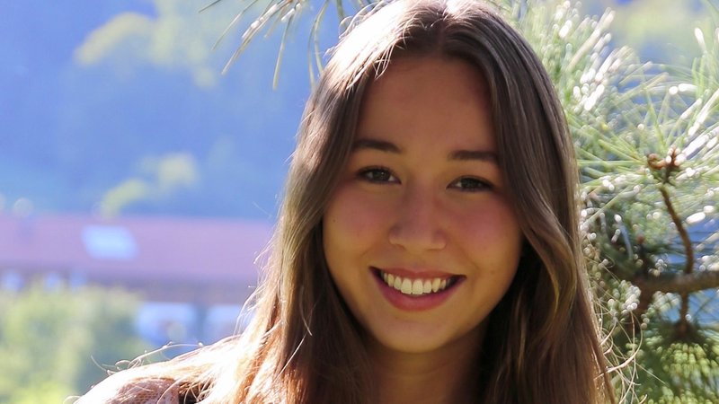 Hanna W. auf einer privaten Aufnahme, die junge Frau lacht in die Kamera. | Bild: Privat Hanna W. auf einer privaten Aufnahme, die junge Frau lacht in die Kamera.