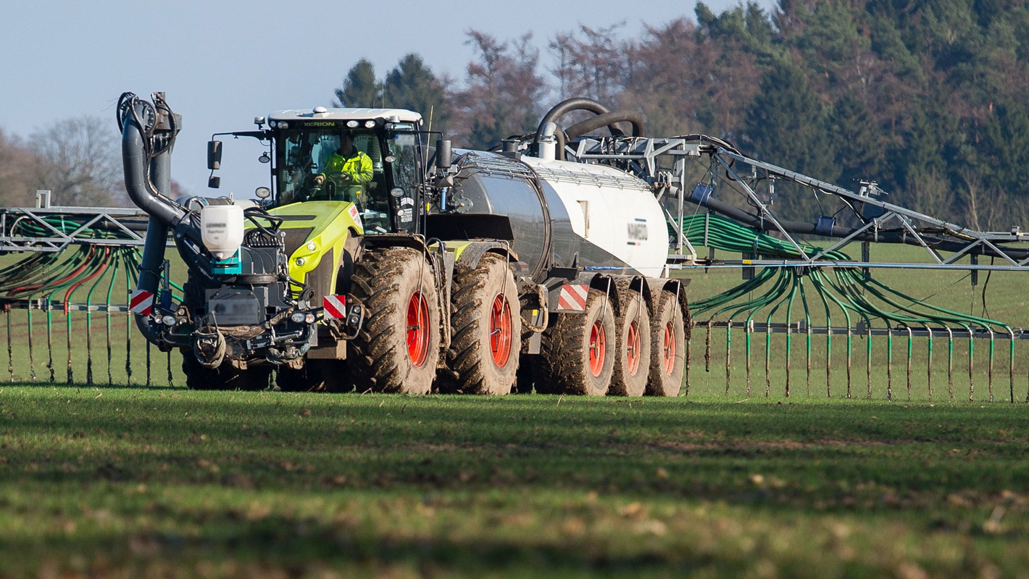 Landwirt bringt Gülle aus