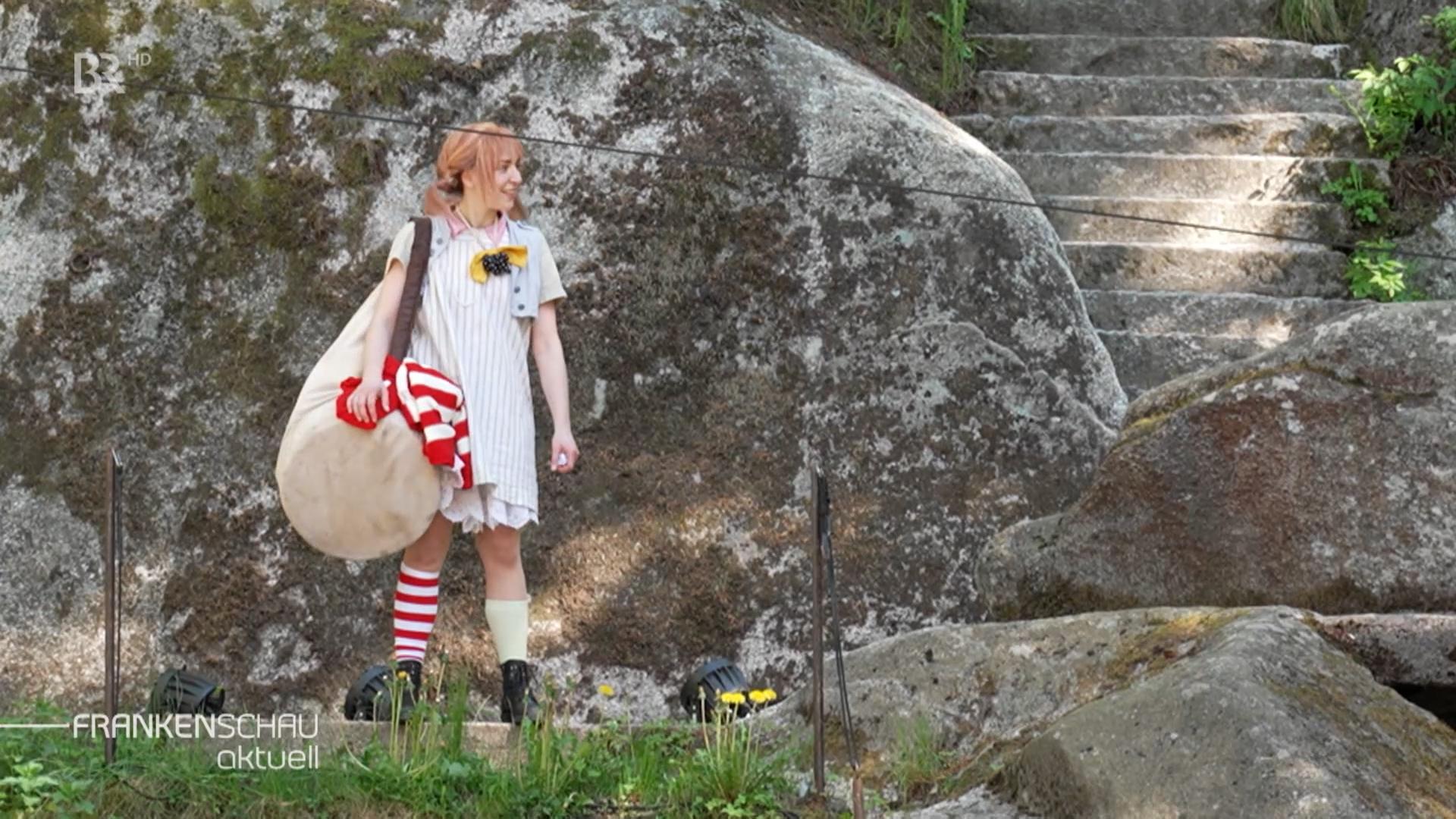 Lisa Mader als "Pippi Langstrumpf" steht auf der Bühne der Luisenburgfestspiele.