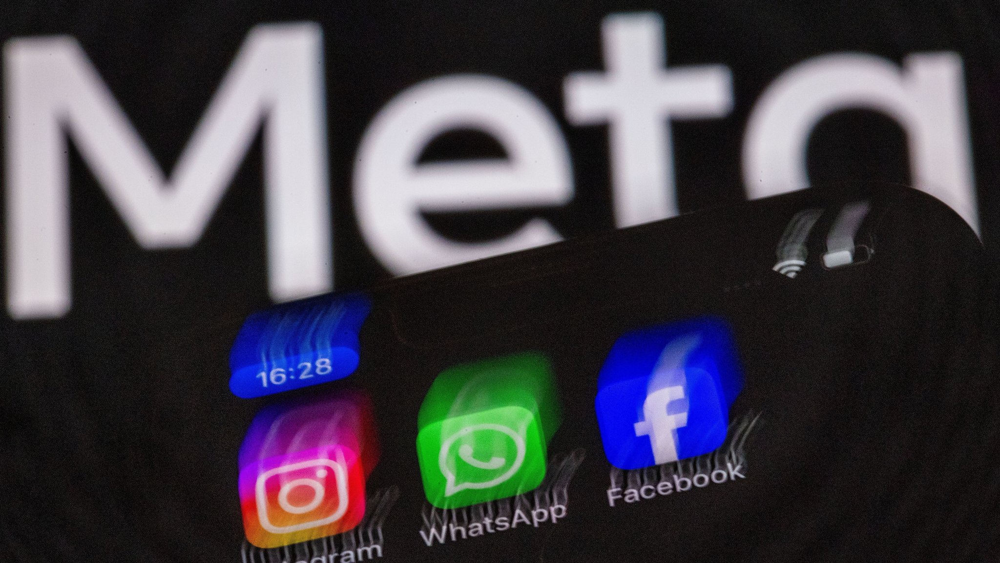 Symbolbild: Die Apps Instagram, Facebook und WhatsApp sind auf dem Display eines Smartphones vor dem Logo des Internetkonzerns Meta zu sehen. | Bild: dpa-Bildfunk/Jens Büttner Symbolbild: Die Apps Instagram, Facebook und WhatsApp sind auf dem Display eines Smartphones vor dem Logo des Internetkonzerns Meta zu sehen.