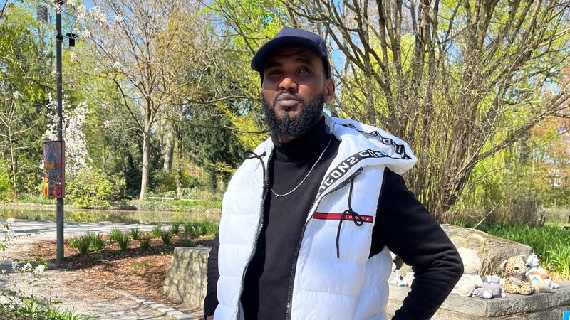 Ahmed Mohamed Odowaa am Tatort im Park Schöntal, wo er im Januar den Aschaffenburger Messerangreifer zu Fuß verfolgte. | Bild: Barbara Ecke/BR Ahmed Mohamed Odowaa am Tatort im Park Schöntal, wo er im Januar den Aschaffenburger Messerangreifer zu Fuß verfolgte.