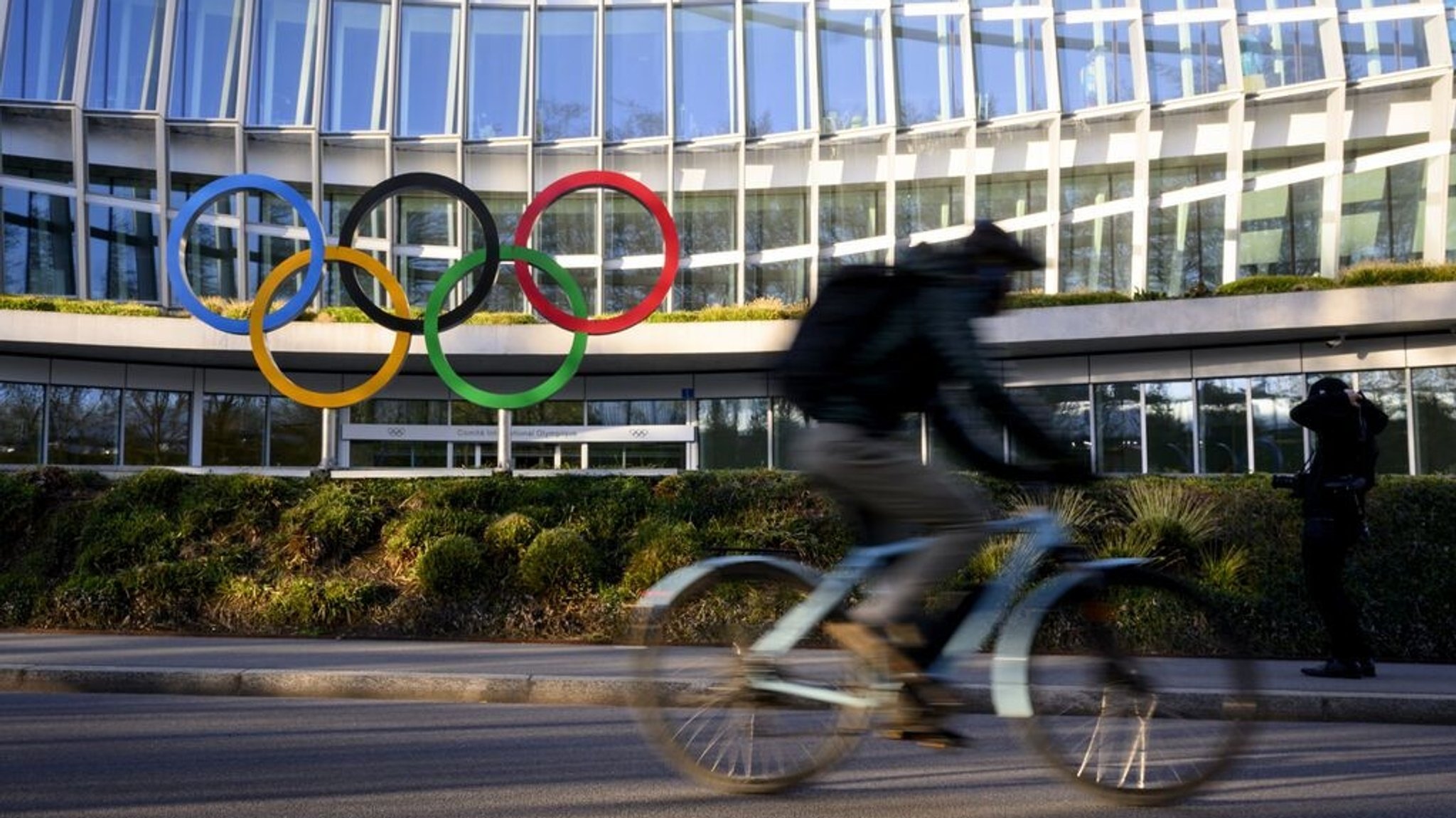 28.03.2023, Schweiz, Lausanne: Olympische Ringe vor dem Olympischen Haus, dem Sitz des Internationalen Olympischen Komitees (IOC), bei der Eröffnung der Sitzung des Exekutivrats des IOC. Die Exekutive des Internationalen Olympischen Komitees (IOC) wird in ihrer bis zum 30. März dauernden Sitzung die Ergebnisse der Konsultationen über den Status der Athleten aus Russland und Belarus diskutieren.