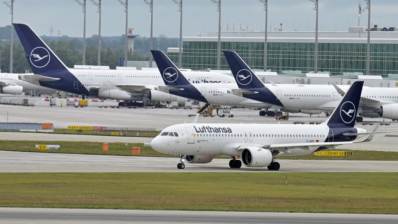Flugzeuge der Lufthansa auf dem Vorfeld des Münchener Flughafens | Bild: dpa-Bildfunk/Malin Wunderlich Flugzeuge der Lufthansa auf dem Vorfeld des Münchener Flughafens