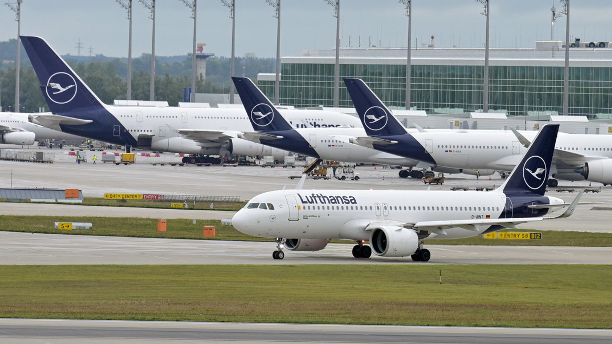 Flugzeuge der Lufthansa auf dem Vorfeld des Münchener Flughafens