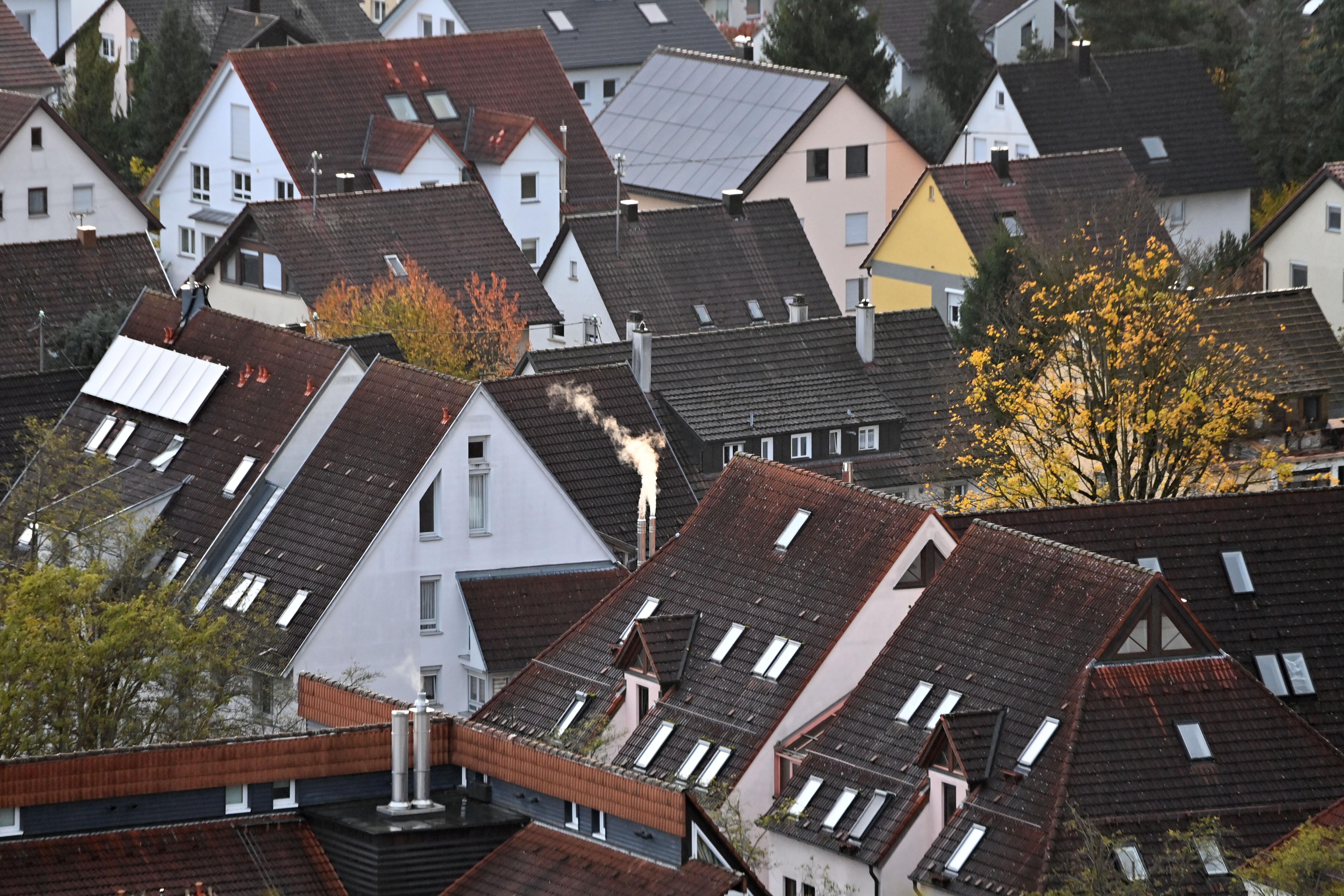 Zu sehen sind Ziegeldächer in einer eng bebauten Wohnsiedlung.