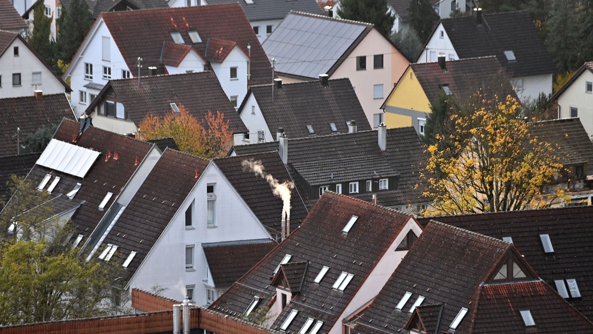 Zu sehen sind Ziegeldächer in einer eng bebauten Wohnsiedlung.