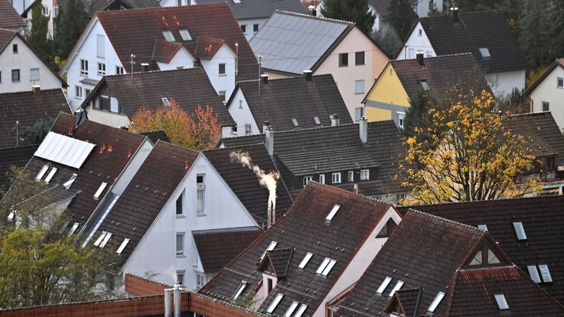 Zu sehen sind Ziegeldächer in einer eng bebauten Wohnsiedlung. | Bild: picture alliance/SvenSimon/ Frank Hoermann Zu sehen sind Ziegeldächer in einer eng bebauten Wohnsiedlung.