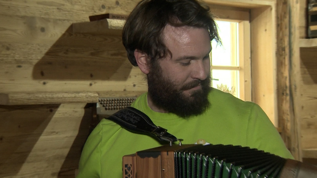 Quirin Kaiser spielt meisterlich Harmonika | Bild: BR / Diethard KÜhne Quirin Kaiser spielt meisterlich Harmonika
