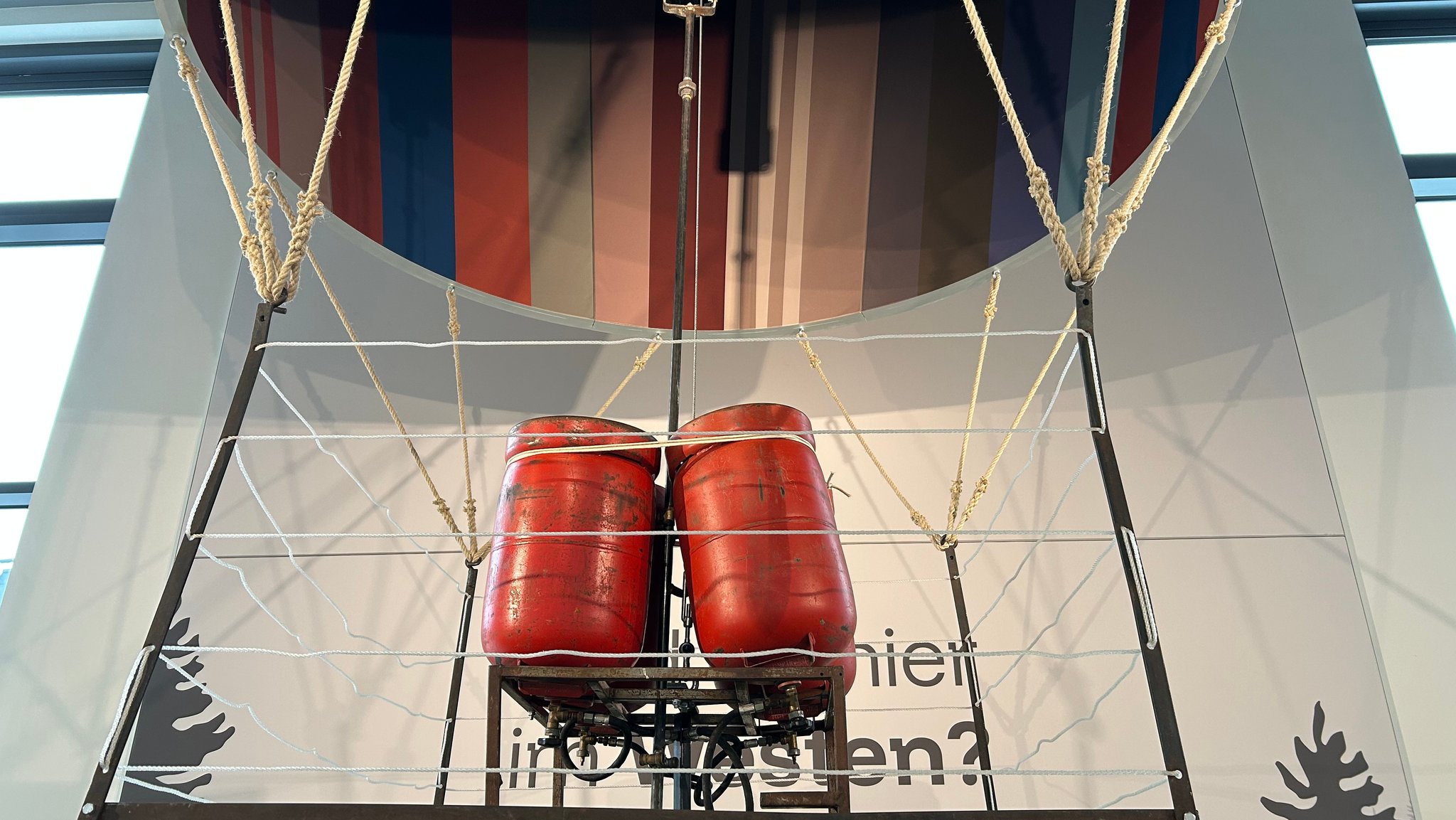 Die Konstruktion der Plattform mit der die beiden Familien am Ballon | Bild: BR / Markus Feulner Die Konstruktion der Plattform mit der die beiden Familien am Ballon