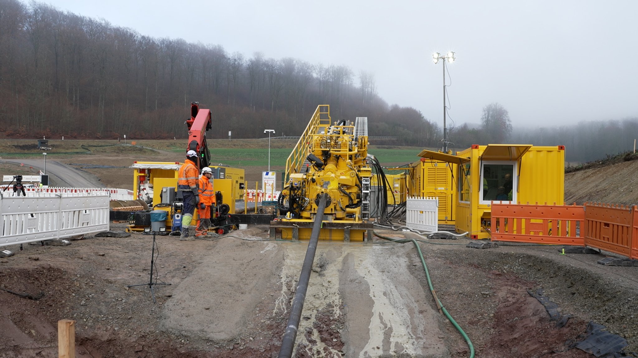 Spülbohrungen auf einer SuedLink-Baustelle in der Nähe von Mellrichstadt in Unterfranken. Um den Bohrkopf zu kühlen kommt ein Gemisch aus Betonit und Wasser zum Einsatz