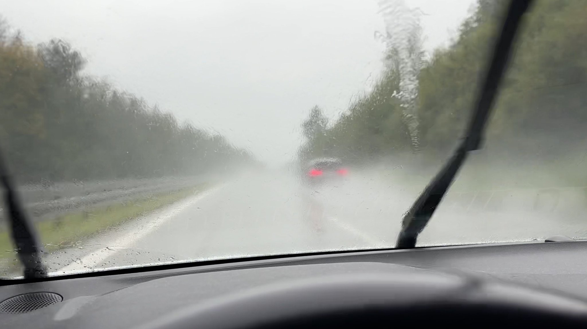 Starker Regen auf der A95 – schon wenige Millimeter Wasser auf der Fahrbahn können zur Gefahr werden.