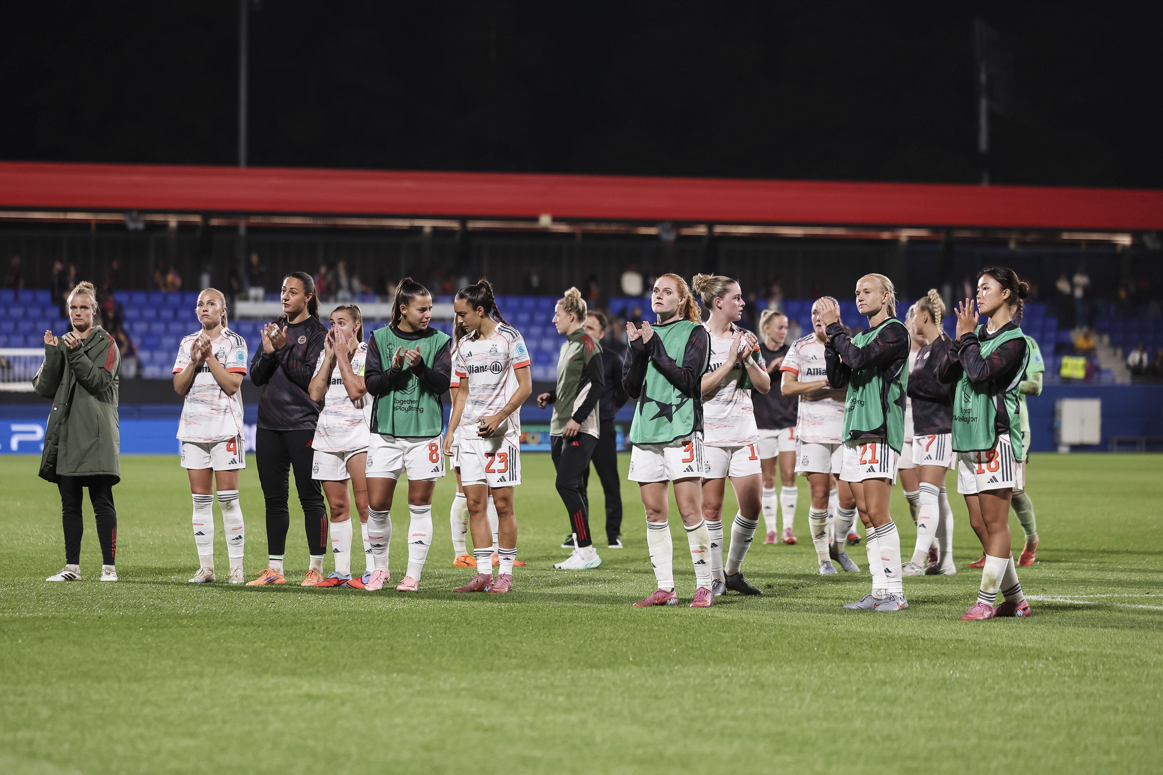 Enttäuschte FC Bayern Frauen nach dem 1:7 beim FC Barcelona.