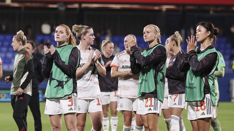 Enttäuschte FC Bayern Frauen nach dem 1:7 beim FC Barcelona. | Bild: picture-alliance / dpa Enttäuschte FC Bayern Frauen nach dem 1:7 beim FC Barcelona.