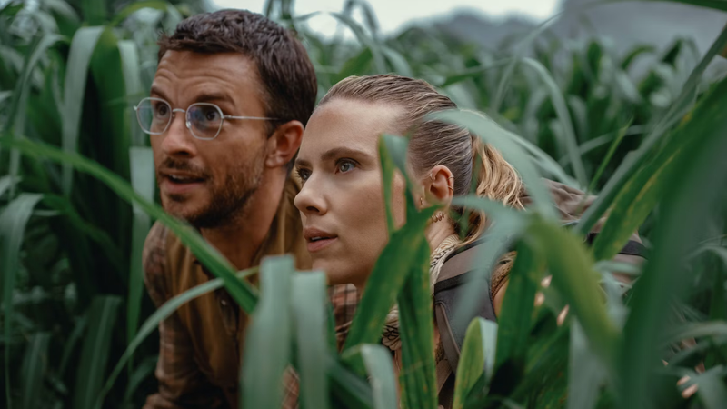Jonathan Bailey und Scarlett Johansson in "Jurassic World - die Wiedergeburt" | Bild: Foto: Jasin Boland/Universal Pictures Jonathan Bailey und Scarlett Johansson in "Jurassic World - die Wiedergeburt"