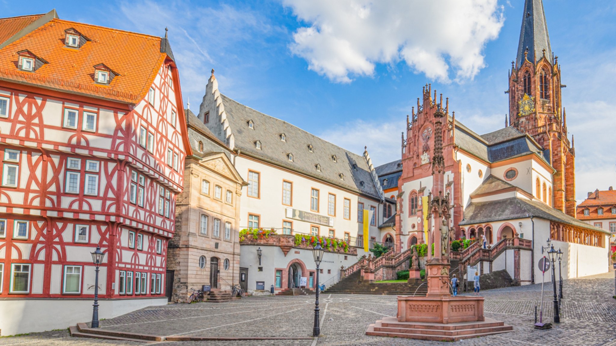 Der Stiftsplatz in Aschaffenburg.