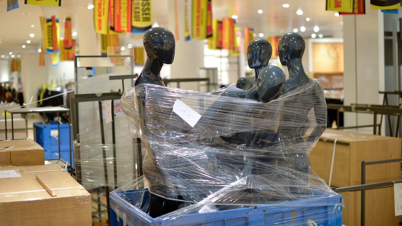 Schaufensterpuppen sind in einem Geschäft in Folie eingewickelt und warten darauf, ausgepackt zu werden. | Bild: picture alliance/dpa/dpa-Zentralbild | Volkmar Heinz Schaufensterpuppen sind in einem Geschäft in Folie eingewickelt und warten darauf, ausgepackt zu werden.