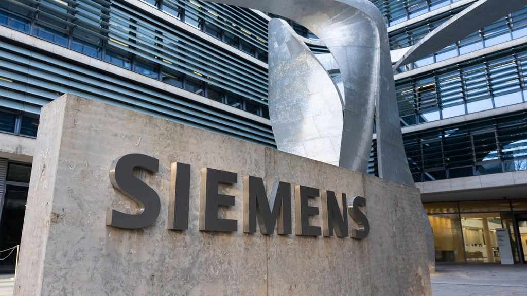 Der Schriftzug "Siemens" vor der Firmenzentrale