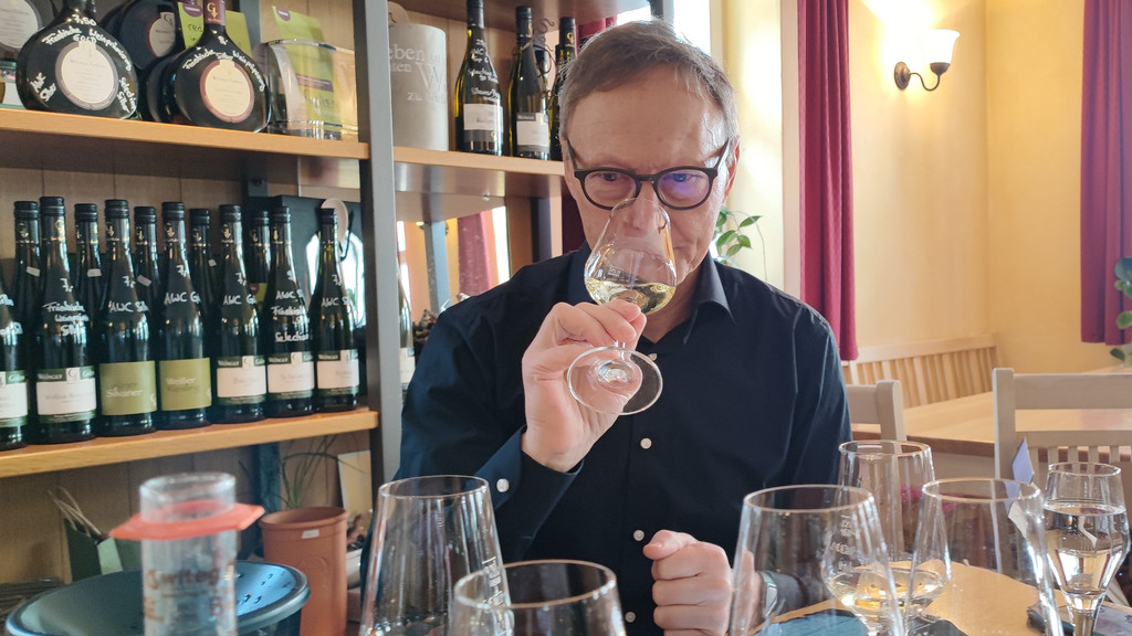 Weinfachberater Hermann Mengler probiert verschiedene Weine.