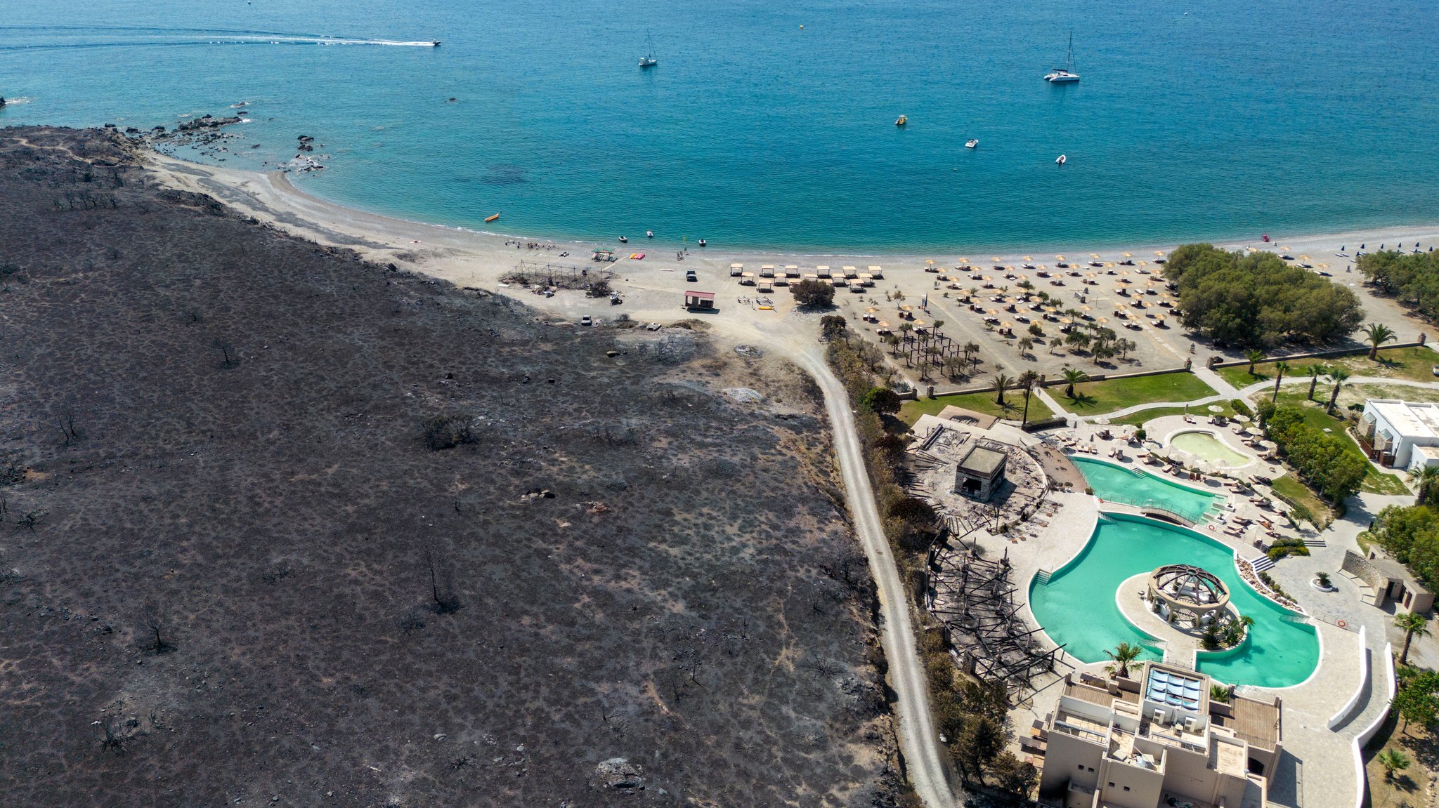 Im Ort Kiotari auf Rhodos ist das Feuer in den vergangenen Tagen bis an die Hotels am Strand vorgedrungen. 