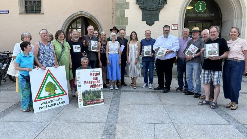 12.06.2023, Passau - Mit dem Bürgerbegehren "Rettet die Passauer Wälder" soll sich die Stadt Passau selbst einen Rodungsstopp verordnen. Gleichzeitig wäre ein neues Gewerbegebiet verhindert. Über 7.300 Passauer haben unterschrieben. 