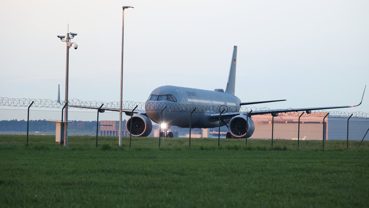 Ein Airbus der Luftwaffe landete am Montag mit aus dem Sudan evakuierten Bundesbürgern auf dem Flughafen BER.
