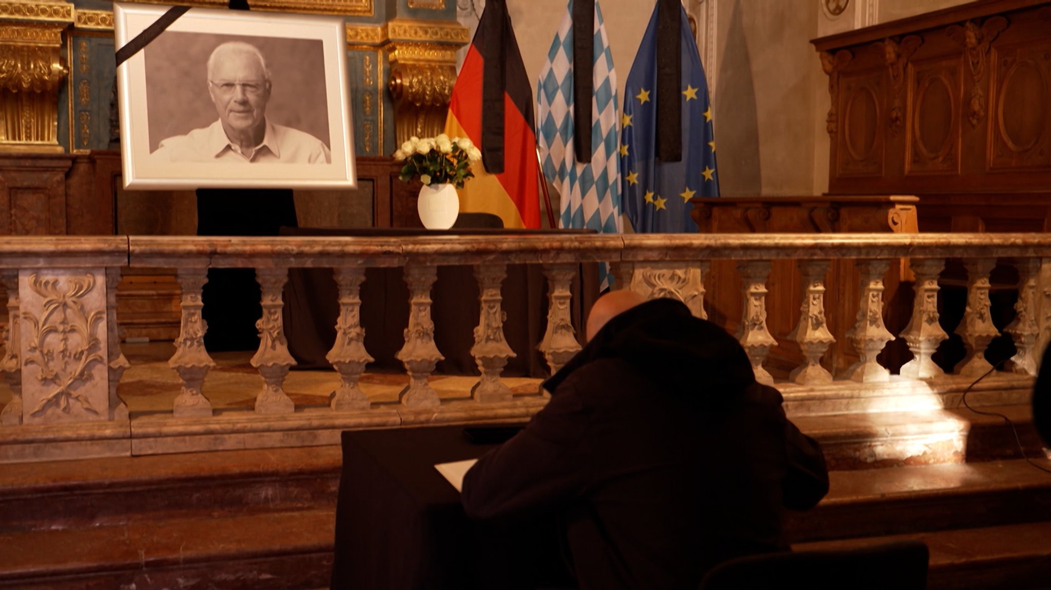 In der Münchner Residenz liegt ein Kondolenzbuch für Franz Beckenbauer aus. Hier können die Menschen Abschied nehmen vom Fußball-Kaiser.