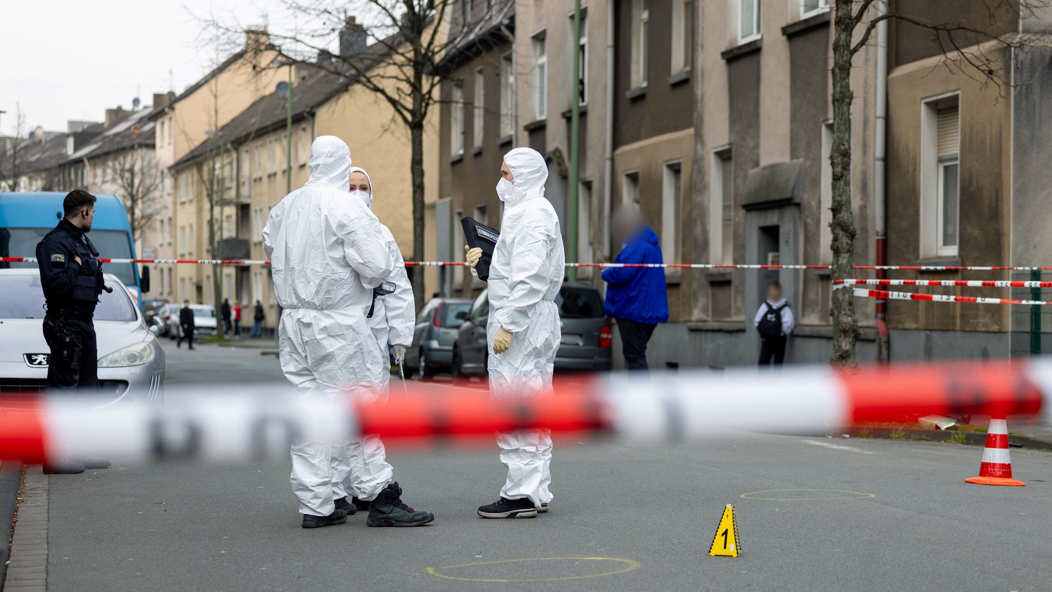 Mitten am Tag soll ein Mann in Duisburg zwei Kinder angegriffen haben.