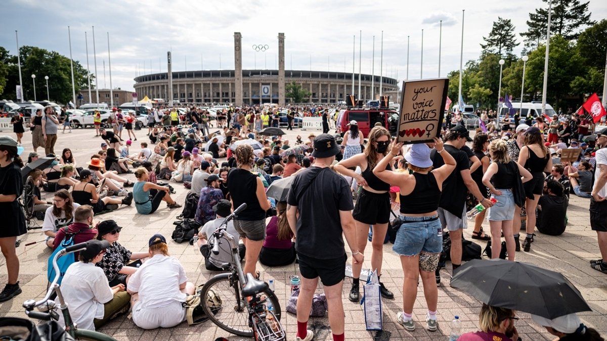 Teilnehmer der Demonstration "Kein Rammstein-Konzert in Berlin!" standen am Samstag vor dem Olympiastadion in Berlin.