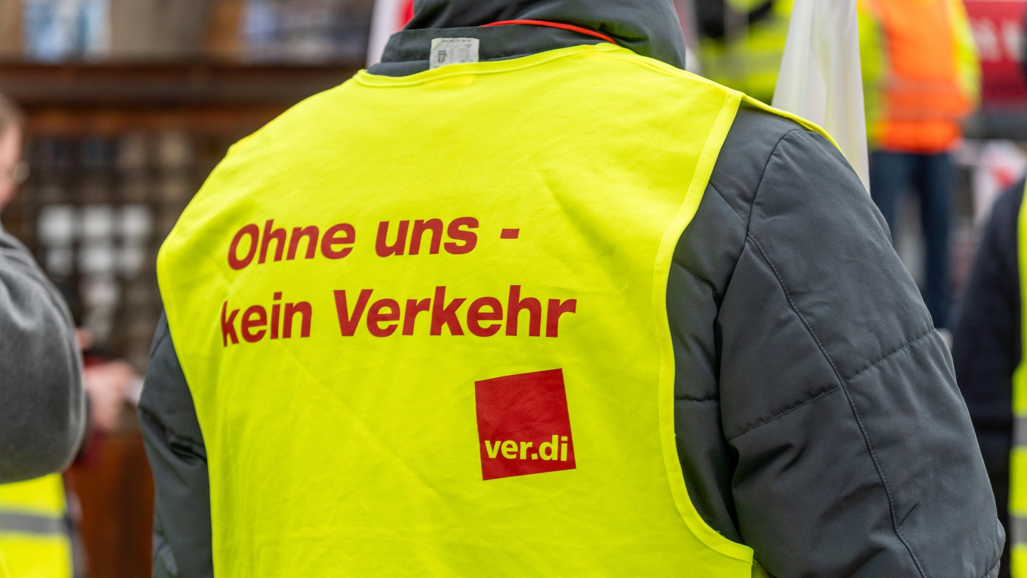 Verdi Streik am Flughafen Franz Josef Strauß in München. Mitarbeiter des öffentlichen Dienstes mit Verdi Warnweste mit der Aufschrift: Ohne uns kein Verkehr