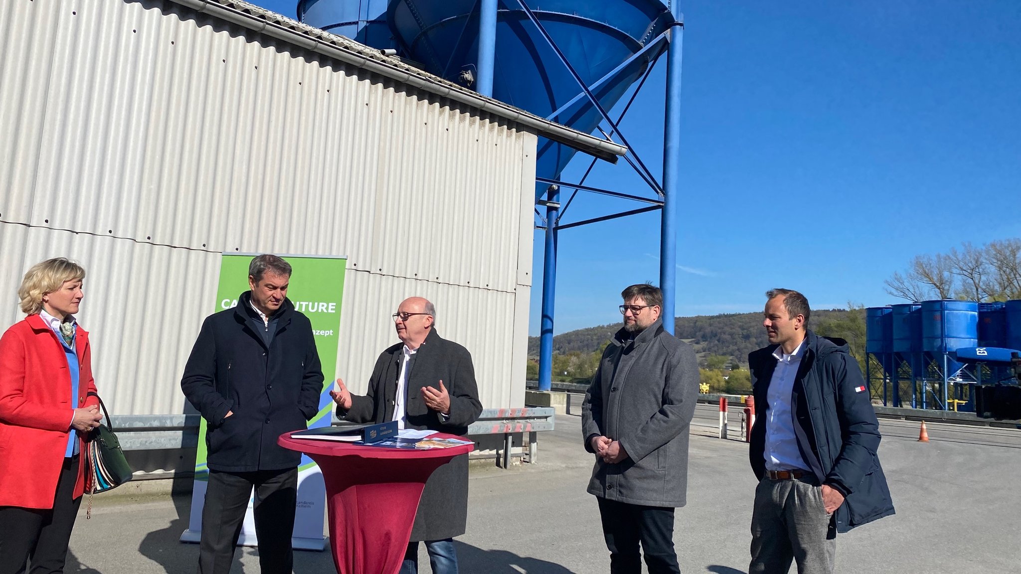 Ministerpräsident Söder im Gespräch mit Kelheims Landrat Martin Neumeyer am Hafen Kelheim