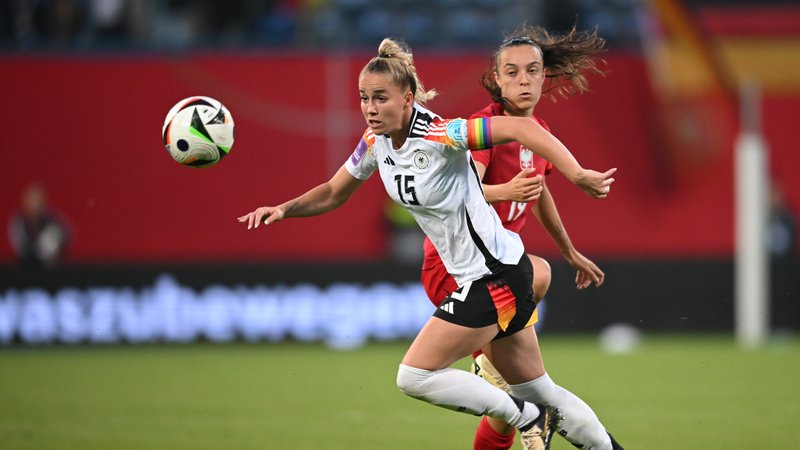 Spielszene Deutschland - Polen | Bild: Sebastian Christoph Gollnow/dpa Spielszene Deutschland - Polen