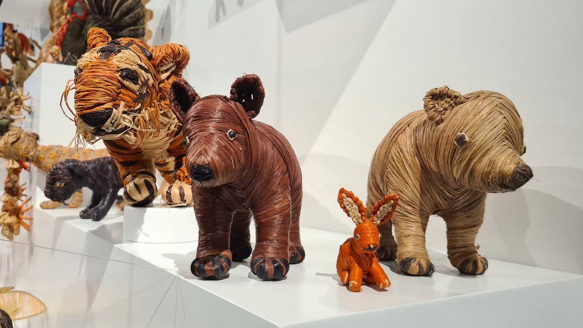 Tiere aus Bast in der Ausstellung des "tim", Augsburg