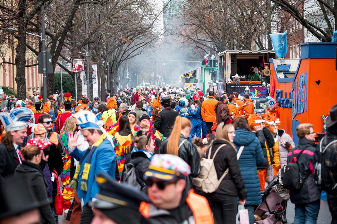 Menschen beim Faschingszug (Symbolbild)