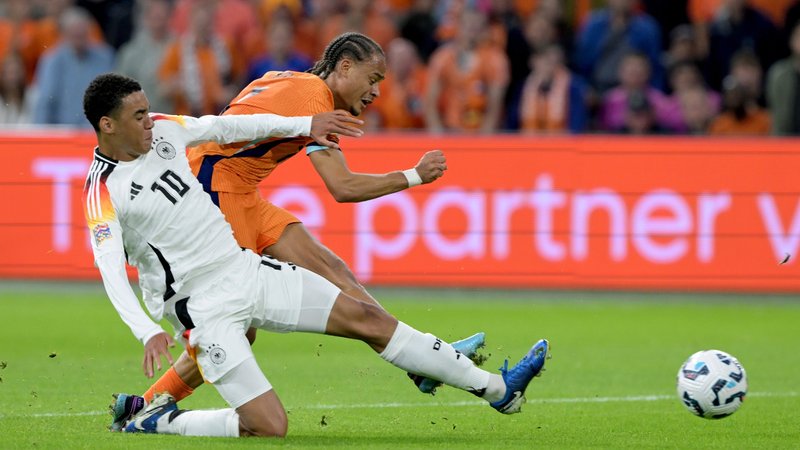 Spielszene Niederlande - Deutschland | Bild: picture-alliance/dpa Spielszene Niederlande - Deutschland