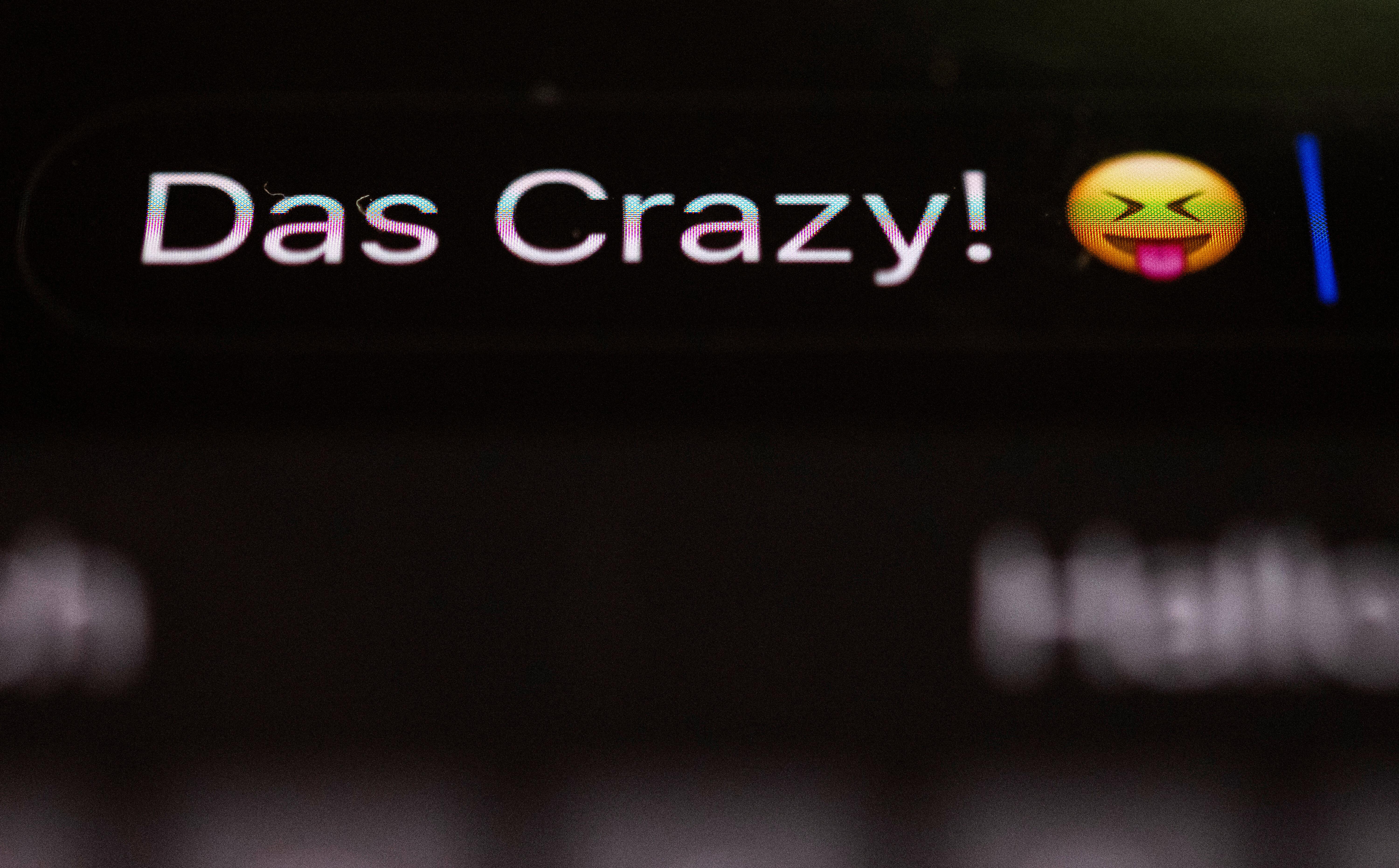 Die Worte „Das Crazy!“ sind auf dem Display eines Smartphones zu sehen.