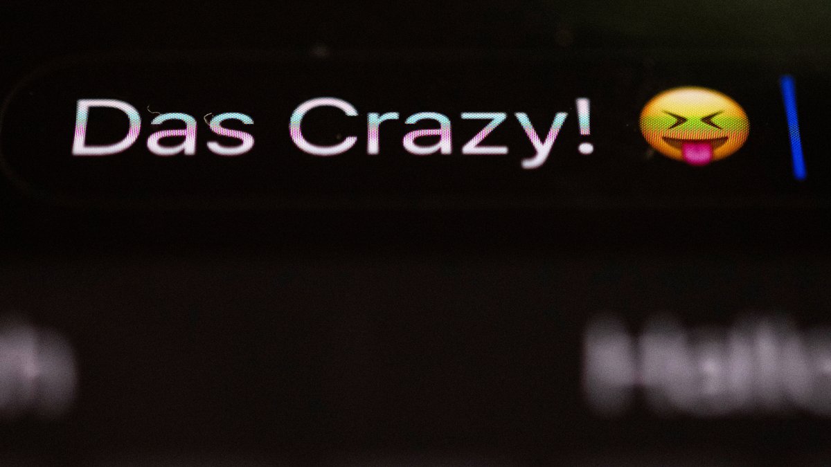 Die Worte „Das Crazy!“ sind auf dem Display eines Smartphones zu sehen.