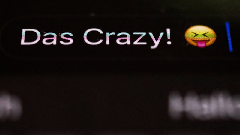 Die Worte „Das Crazy!“ sind auf dem Display eines Smartphones zu sehen. | Bild: pa/dpa/ Marijan Murat Die Worte „Das Crazy!“ sind auf dem Display eines Smartphones zu sehen.
