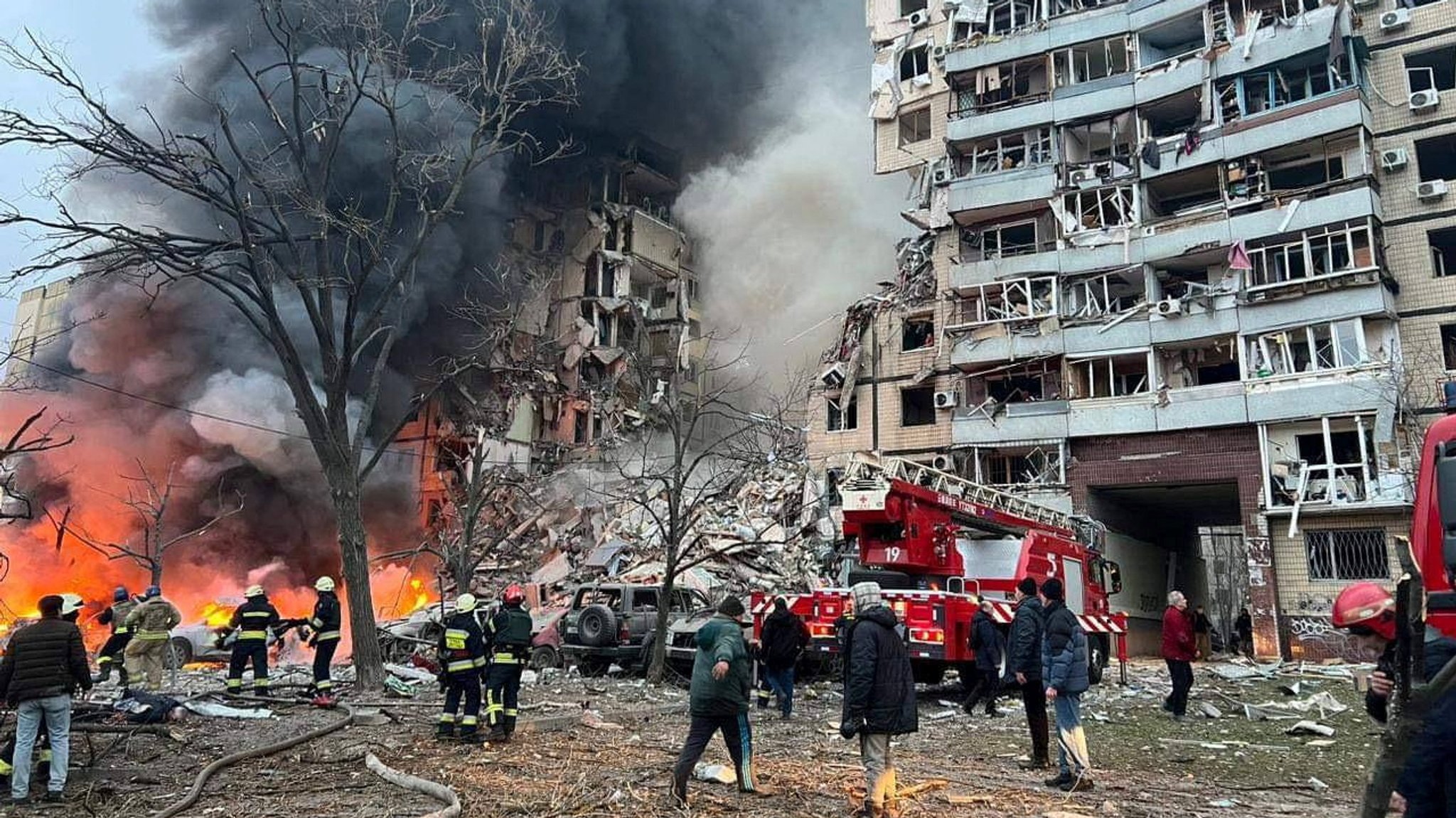 Rakete in Hochhaus in Dnipro eingeschlagen