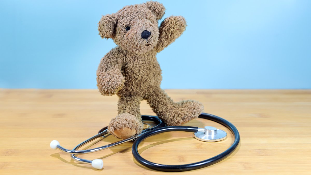 Symbolbild: Teddybär mit Stethoskop