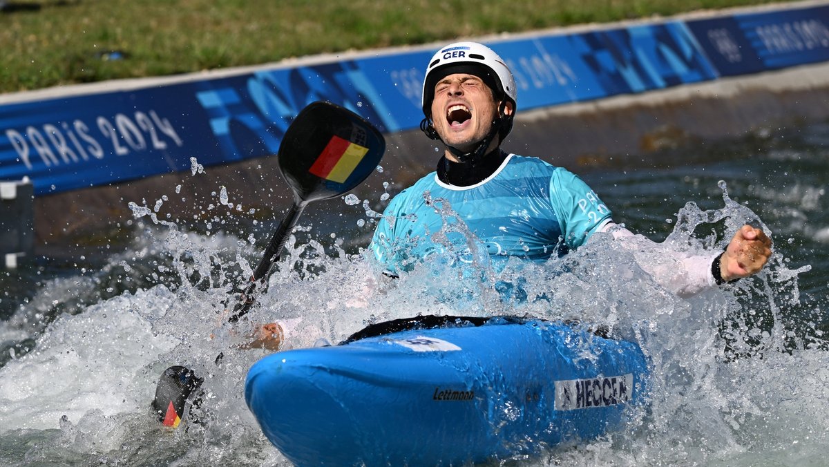 dpatopbilder - 05.08.2024, Frankreich, Vaires-Sur-Marne: Olympia, Paris 2024, Kanu/Slalom, Kajak Cross, Herren, Finale, Vaires-sur-Marne Nautical Stadium, Noah Hegge aus Deutschland jubelt. Foto: Sebastian Kahnert/dpa +++ dpa-Bildfunk +++