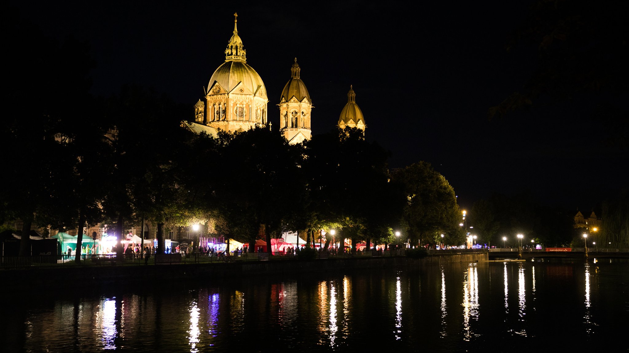 Isarinselfest am 5. September 2025 in München: Blick vom Wehrsteg auf die St. Lukas Kirche und Steinsdorfstraße. | Bild: picture alliance / SZ Photo | Florian Peljak Isarinselfest am 5. September 2025 in München: Blick vom Wehrsteg auf die St. Lukas Kirche und Steinsdorfstraße.