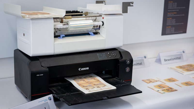 Beweismittel: Der Gelddrucker | Bild: pa/dpa/Daniel Karmann Beweismittel: Der Gelddrucker